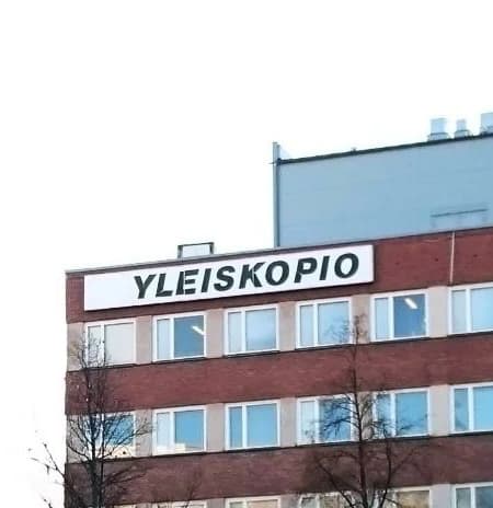 Yleiskopion toimitalon katolla oleva YLEISKOPIO-kyltti Yliopistonkatu 54 A:ssa